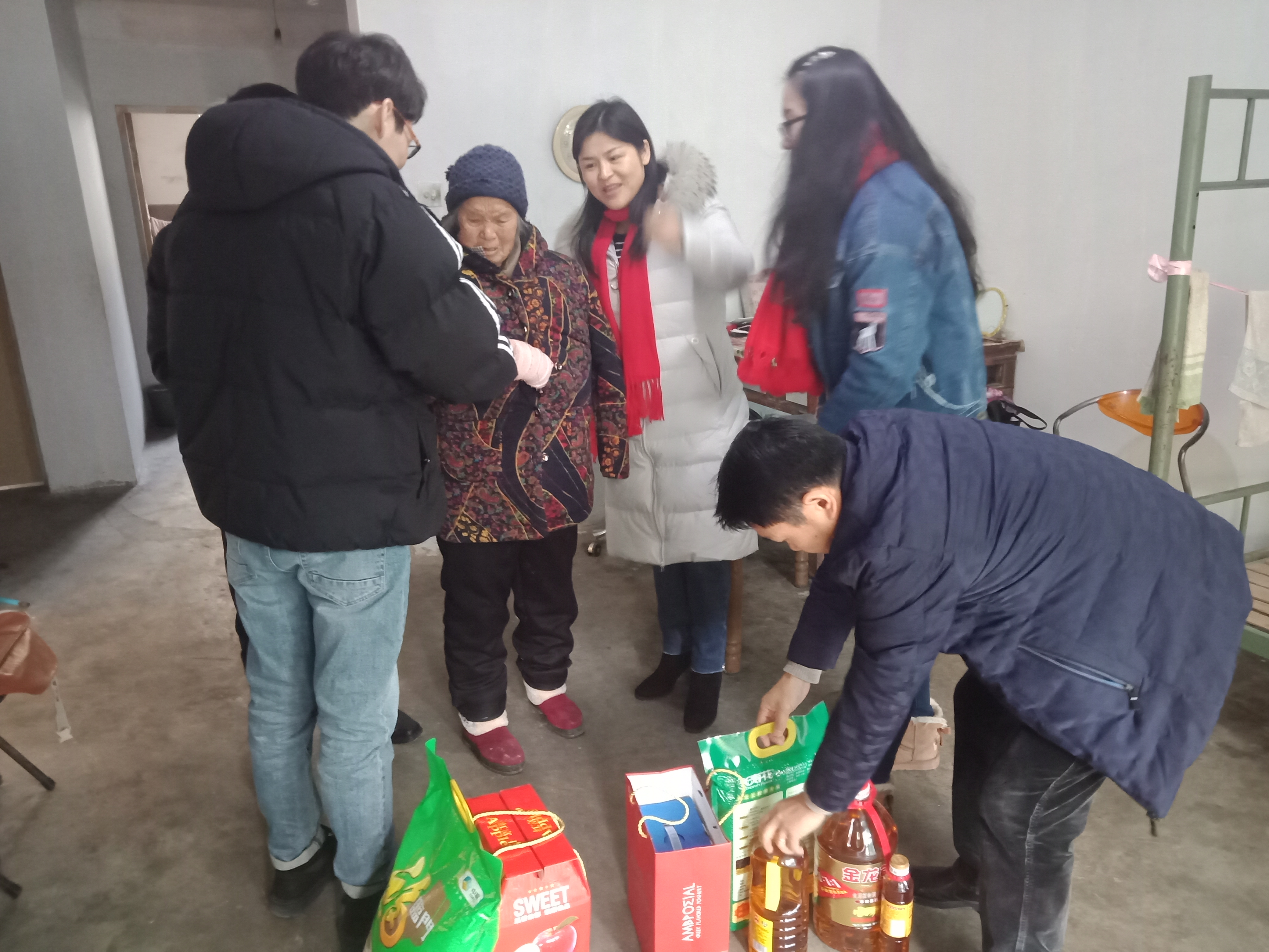合肥小夫包装有限公司慰问海恒社区独居老人，合肥包装礼品定制厂家15055181378